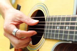 Wie die Fingerpicking Technik richtig funktioniert